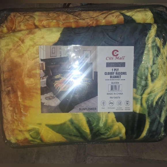 Arizona Queen PLY Cloudy Blanket - Black and Yellow Sunflower Design
